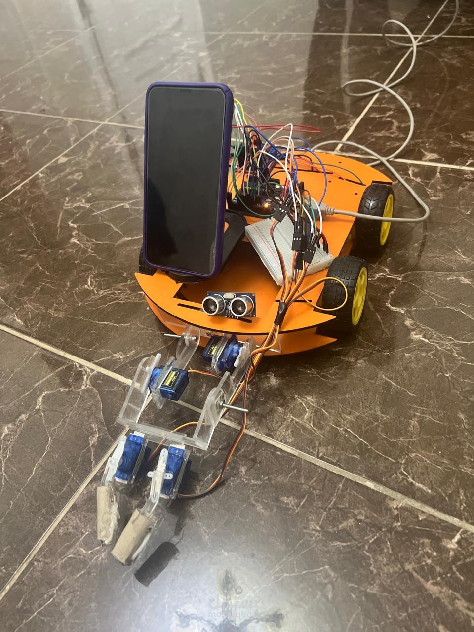 روبوت ذكي لجمع القمامة يعمل بتقنية الذكاء الاصطناعي YOLOv11