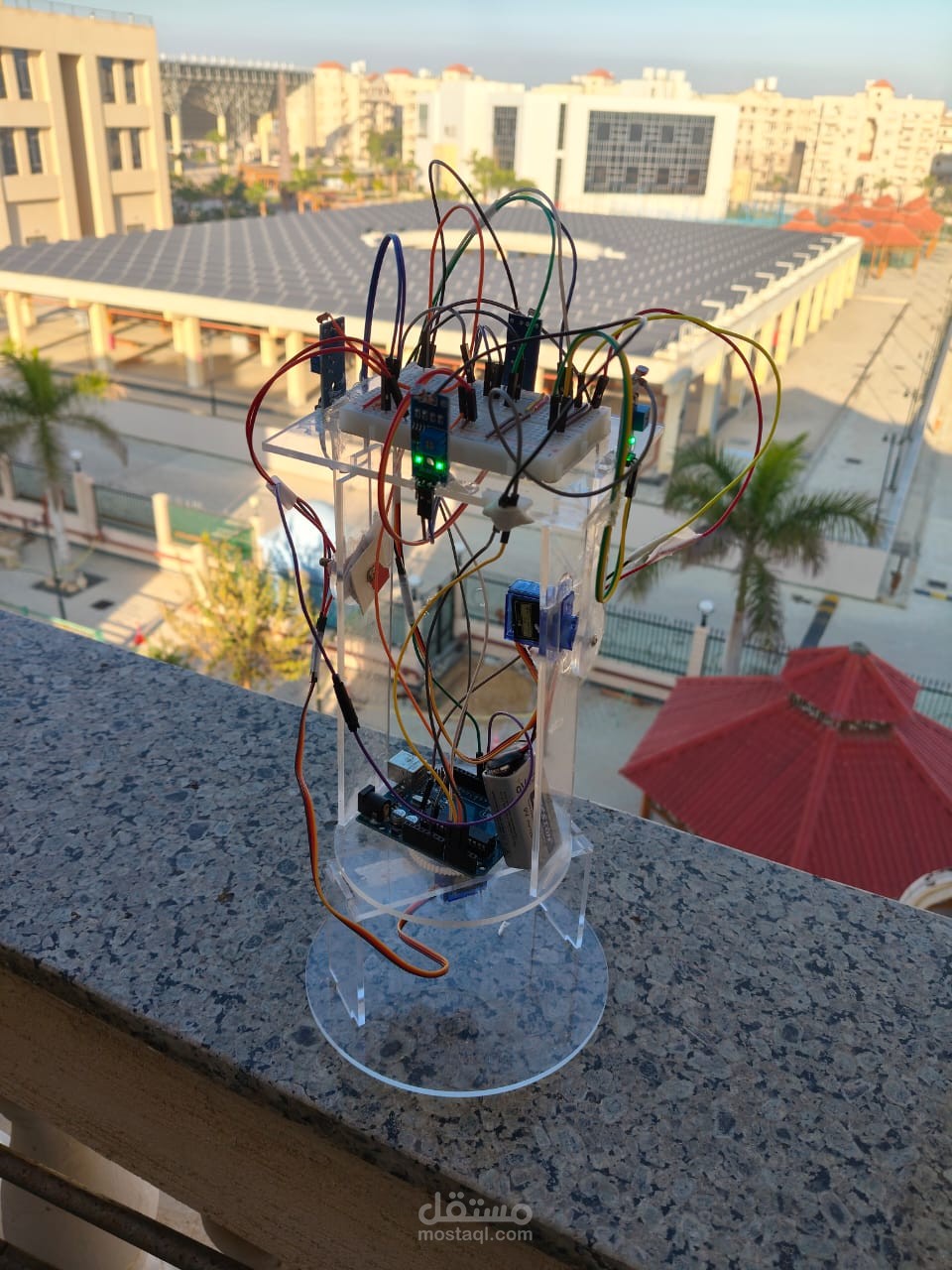 نظام تعقب شمسي ثنائي المحور (Dual-Axis Solar Tracker) لزيادة كفاءة الألواح الكهروضوئية