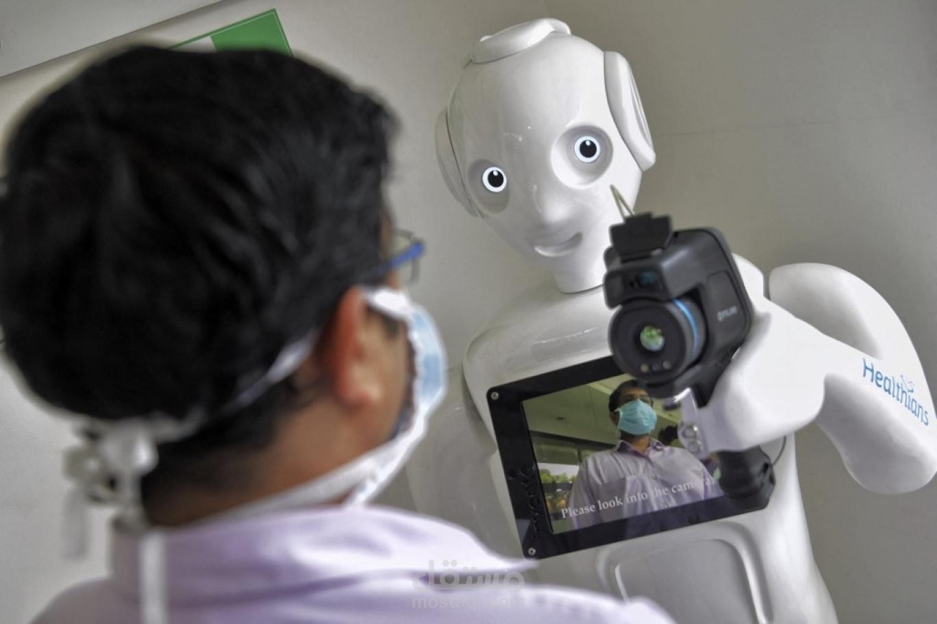 كتابة مقال 700 كلمة عن استخدام التكنولوجيا والذكاء الاصطناعي في العمليات الجراحية والمجال الطبي.