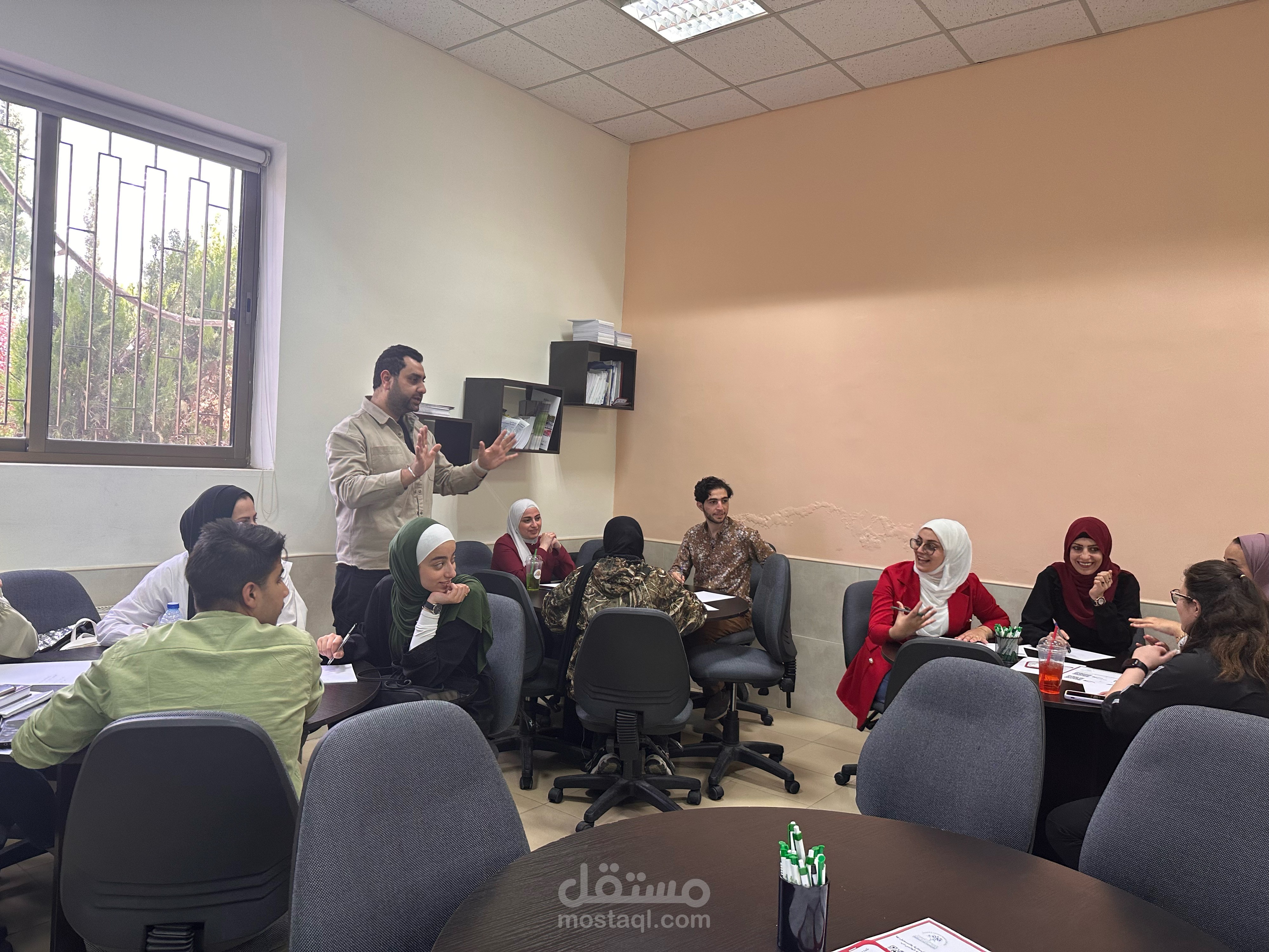 تقديم الدورات التدريبية في المجال امهني والسلوكي