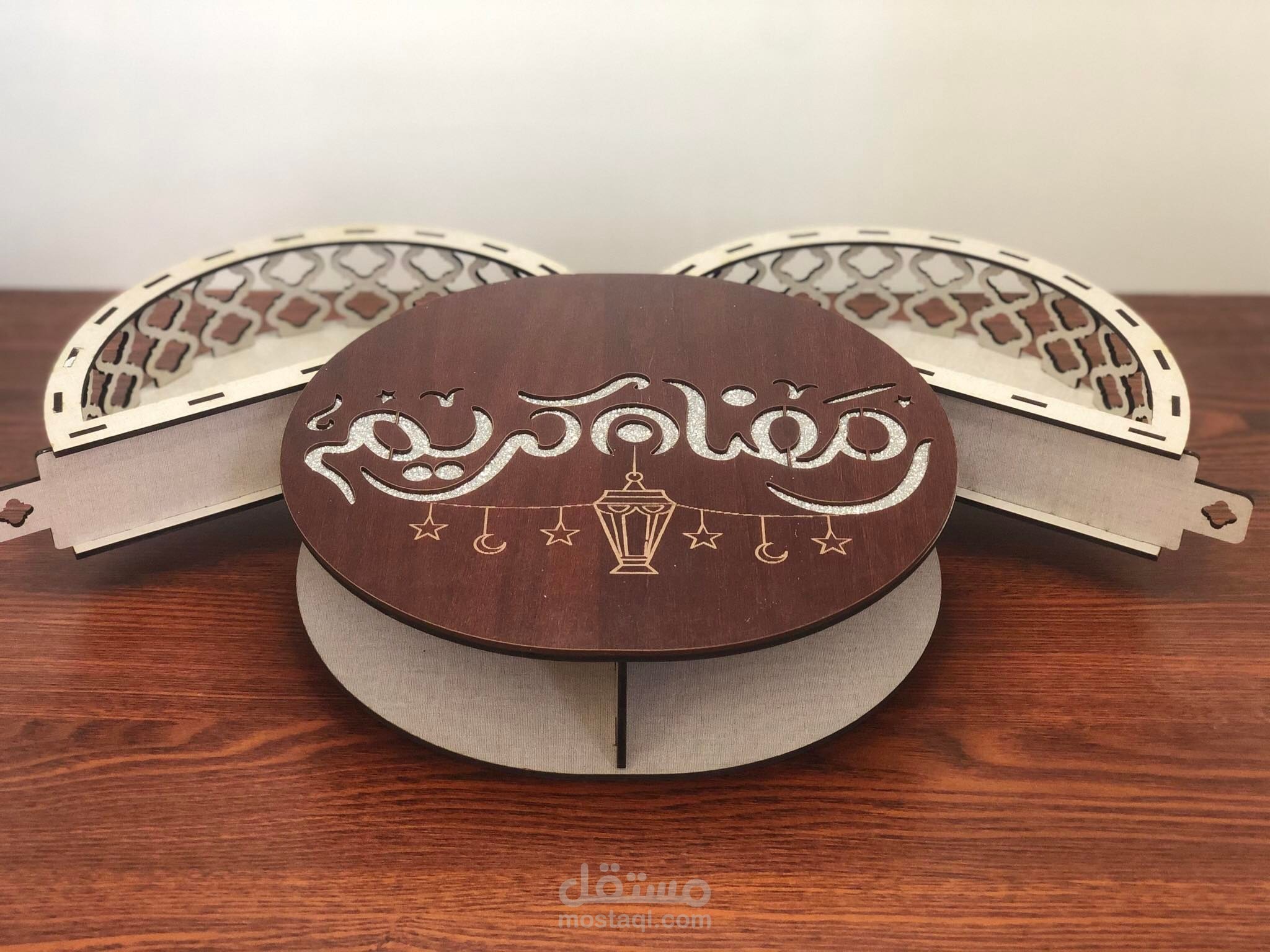 علبة تمر أو حلويات خشب