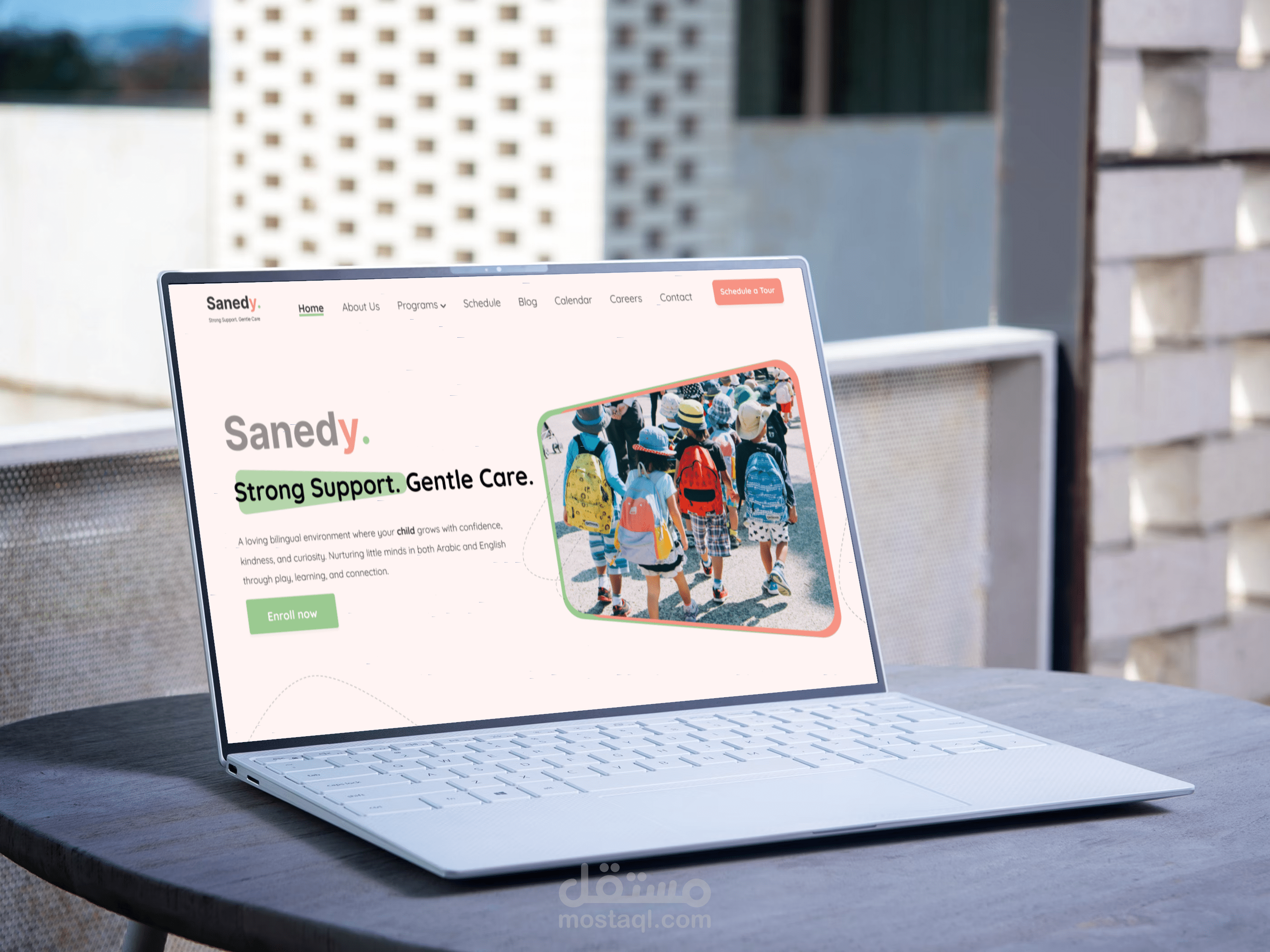 موقع تعريفي لمدرسة ثنائية اللغة مع مدونة، وظائف، وجدول إجازات