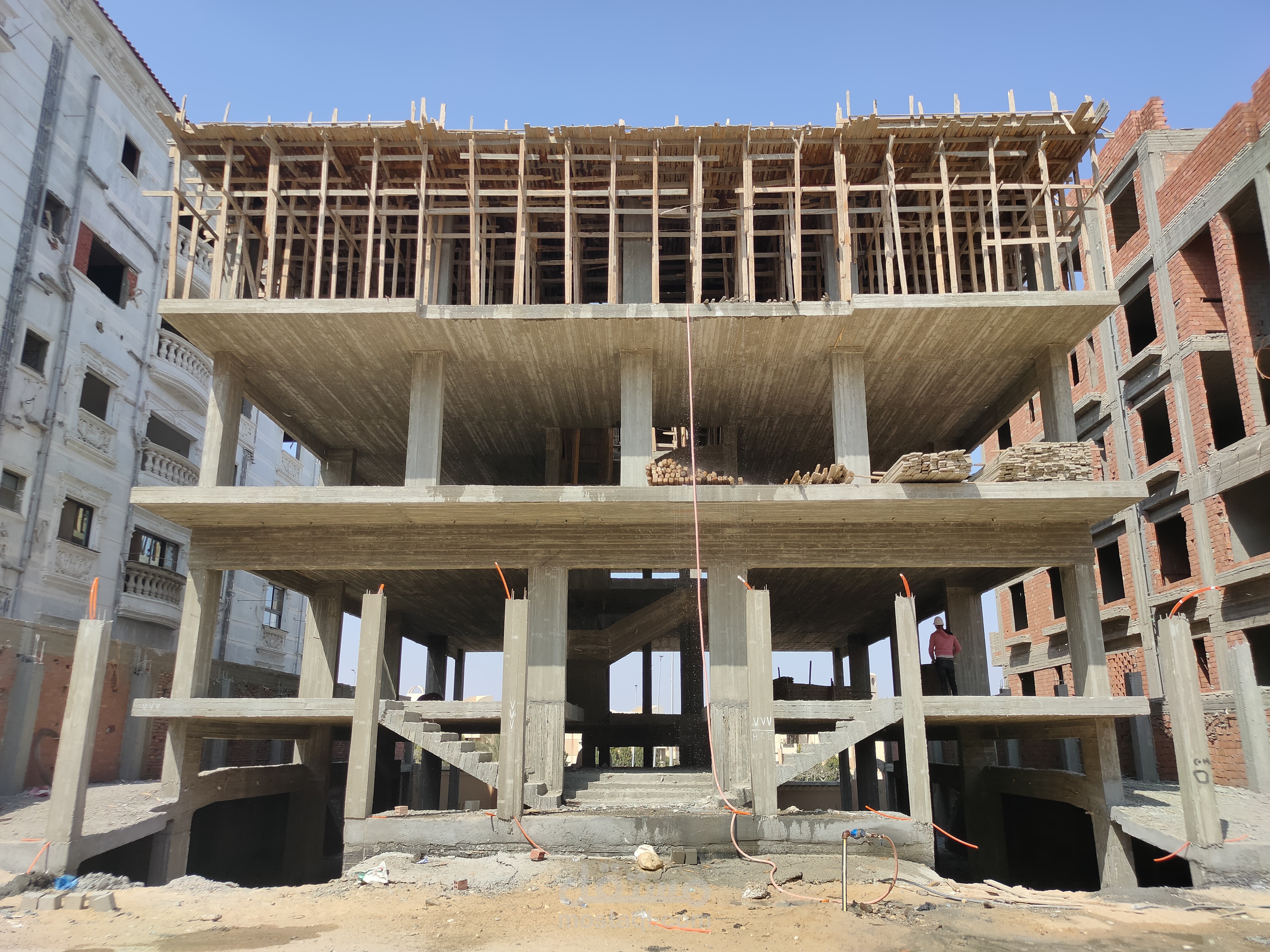 تصميم إنشائي متكامل لعمارة سكنية بمساحة 740 م2  في مدينة الشيخ زايد (مشروع بيت الوطن)