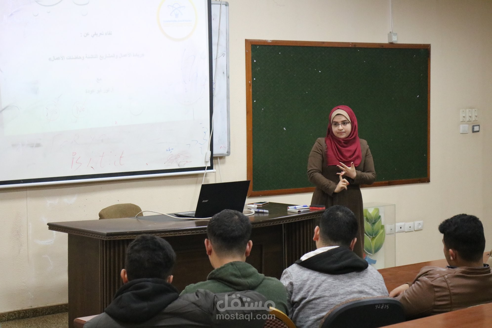 ورش عمل لكيفية البدء بالمشروع الريادي لفئات مختلفة طلاب وطالبات (خريجين - جامعات - ثانوية تخصص ريادة)