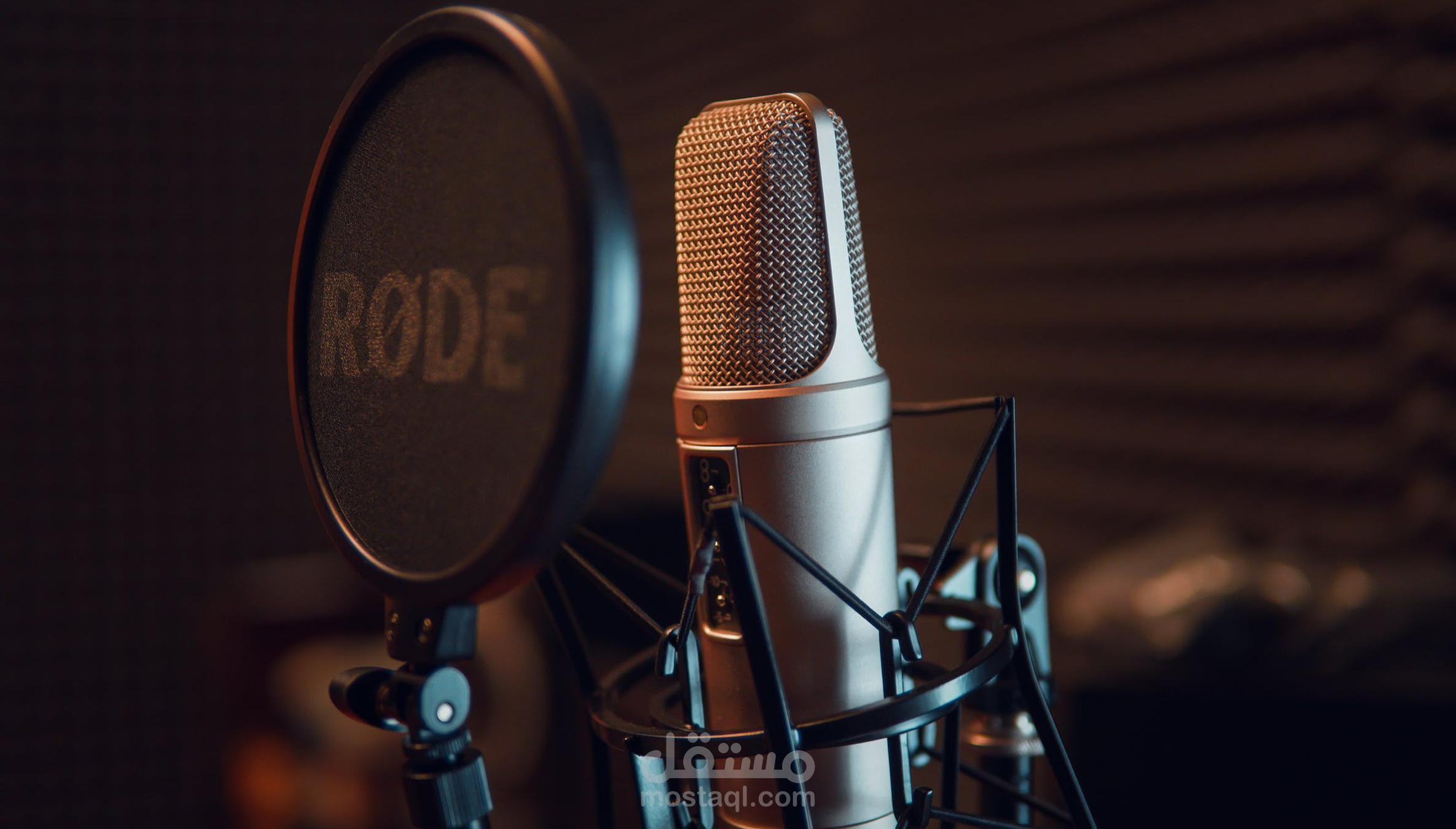 VoiceOver بصوت خشن