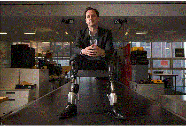 تهتكت ساقيه أثناء تسلق الجبال ثم عاد لتسلق الجبال و هو مبتور الساقين!