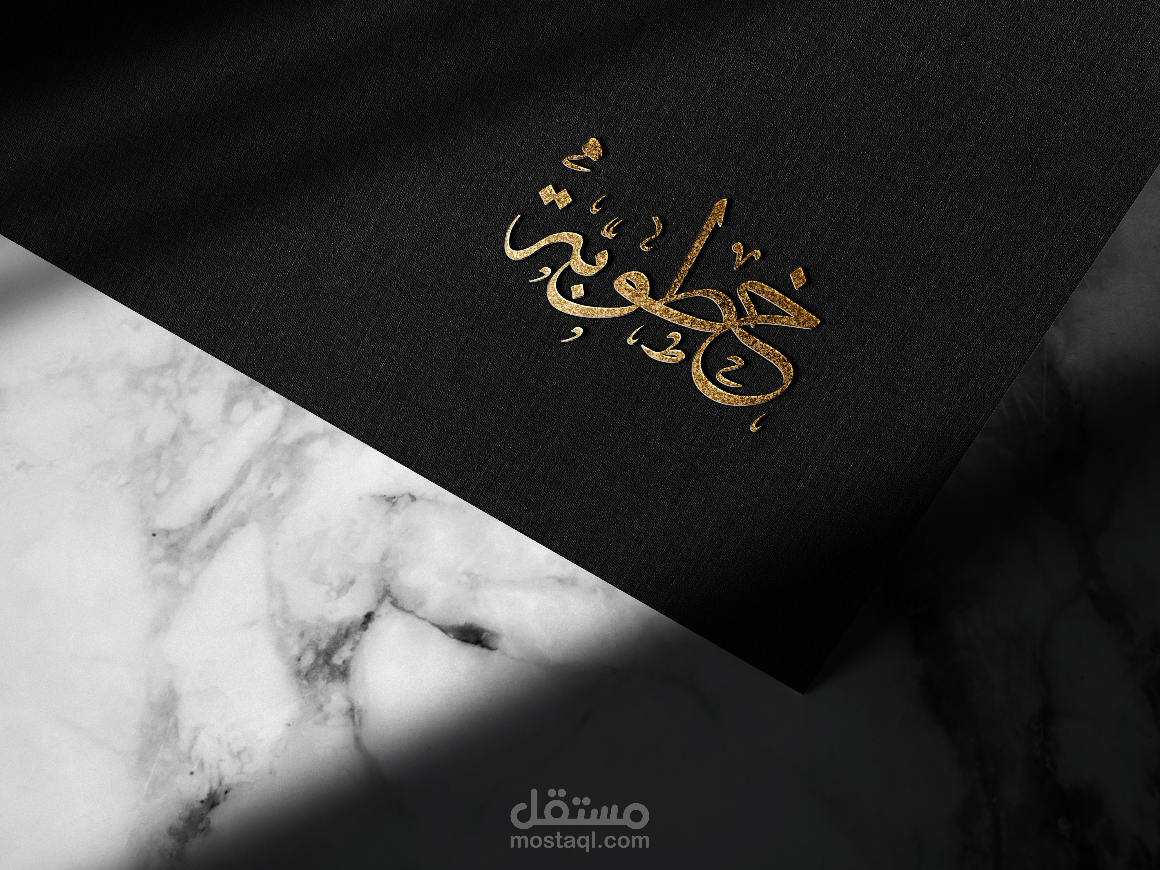 محل ذهب خطوبة على شكل مخطوطة باستخدام الخط الكوفي