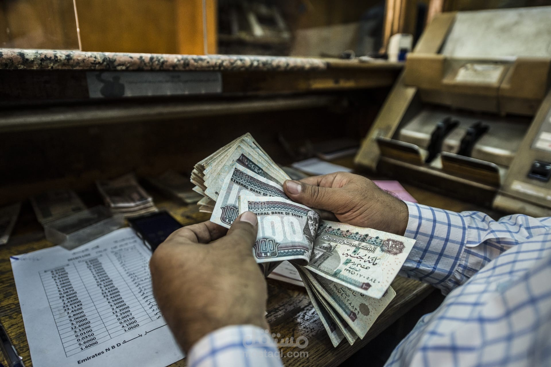 نبذة من مقال صحفي بعنوان: "تأثير تعويم الجنيه المصري على سعر الدولار"
