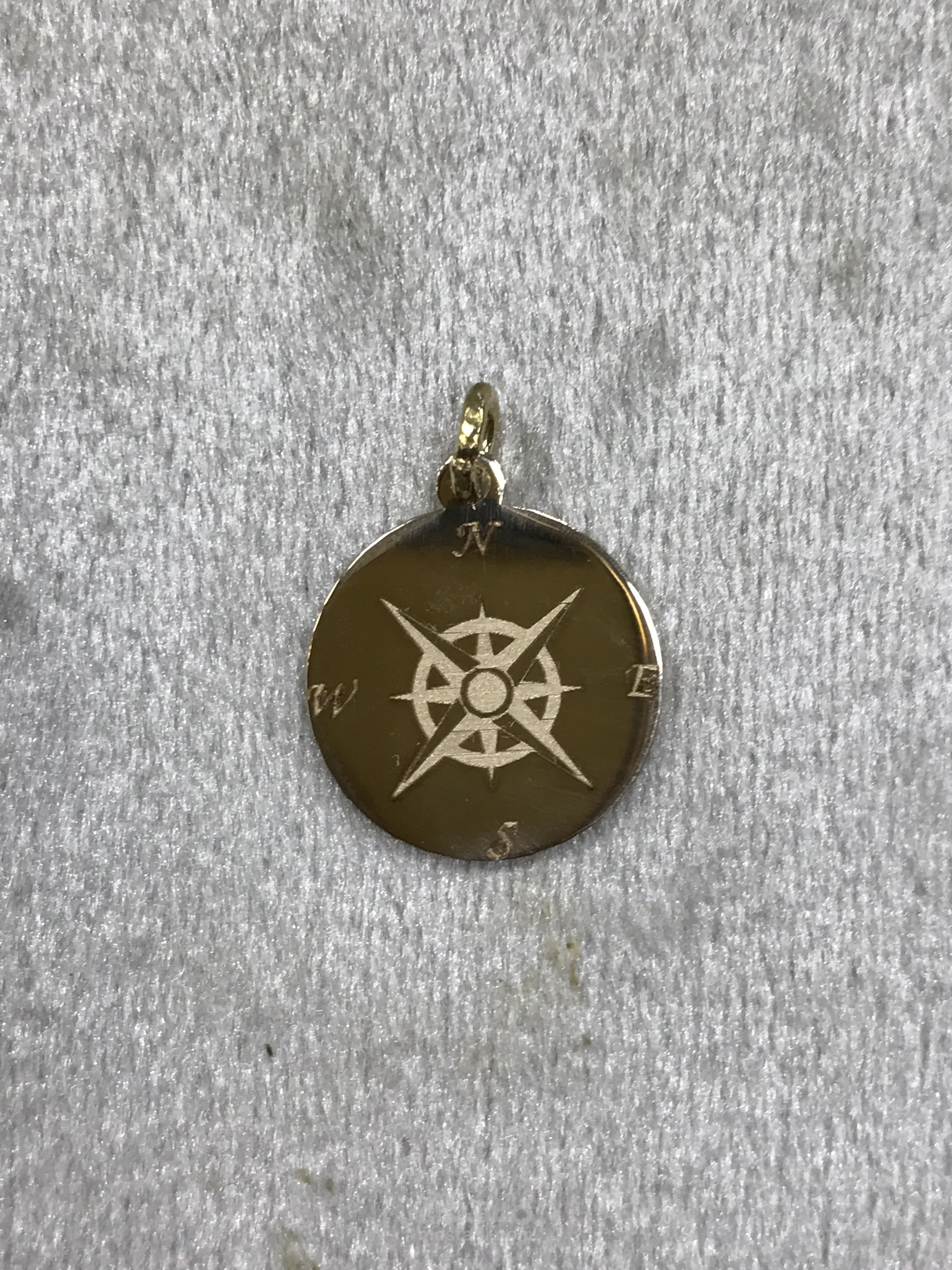 تصميم بوصلة للقص على مكنة ليزر مع نقش من الذهب