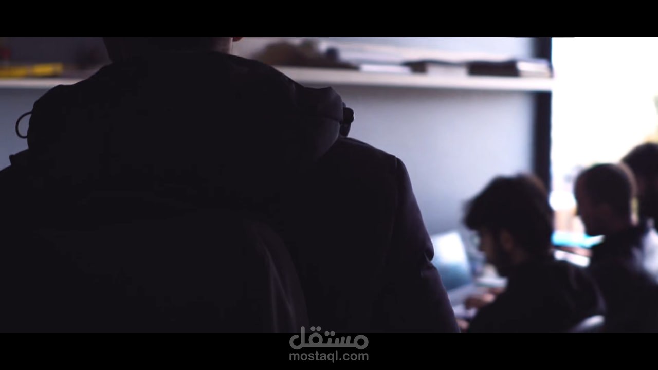 تصوير ومونتاج فيديو لموظف مكتب