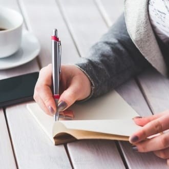 كتابة خطابات سياسية أو دينية أو اجتماعية.