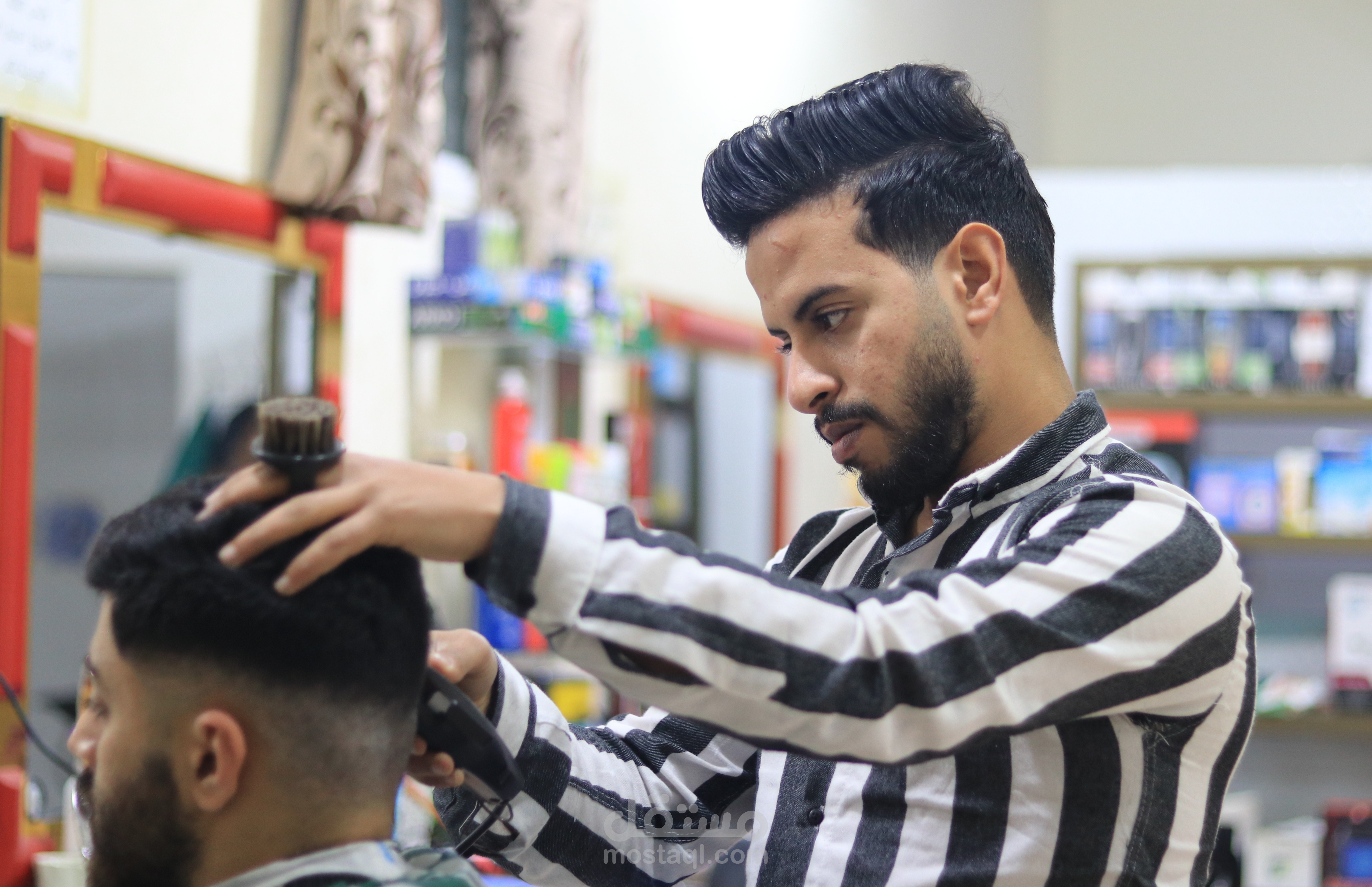 اعلان لمحل حلاقة