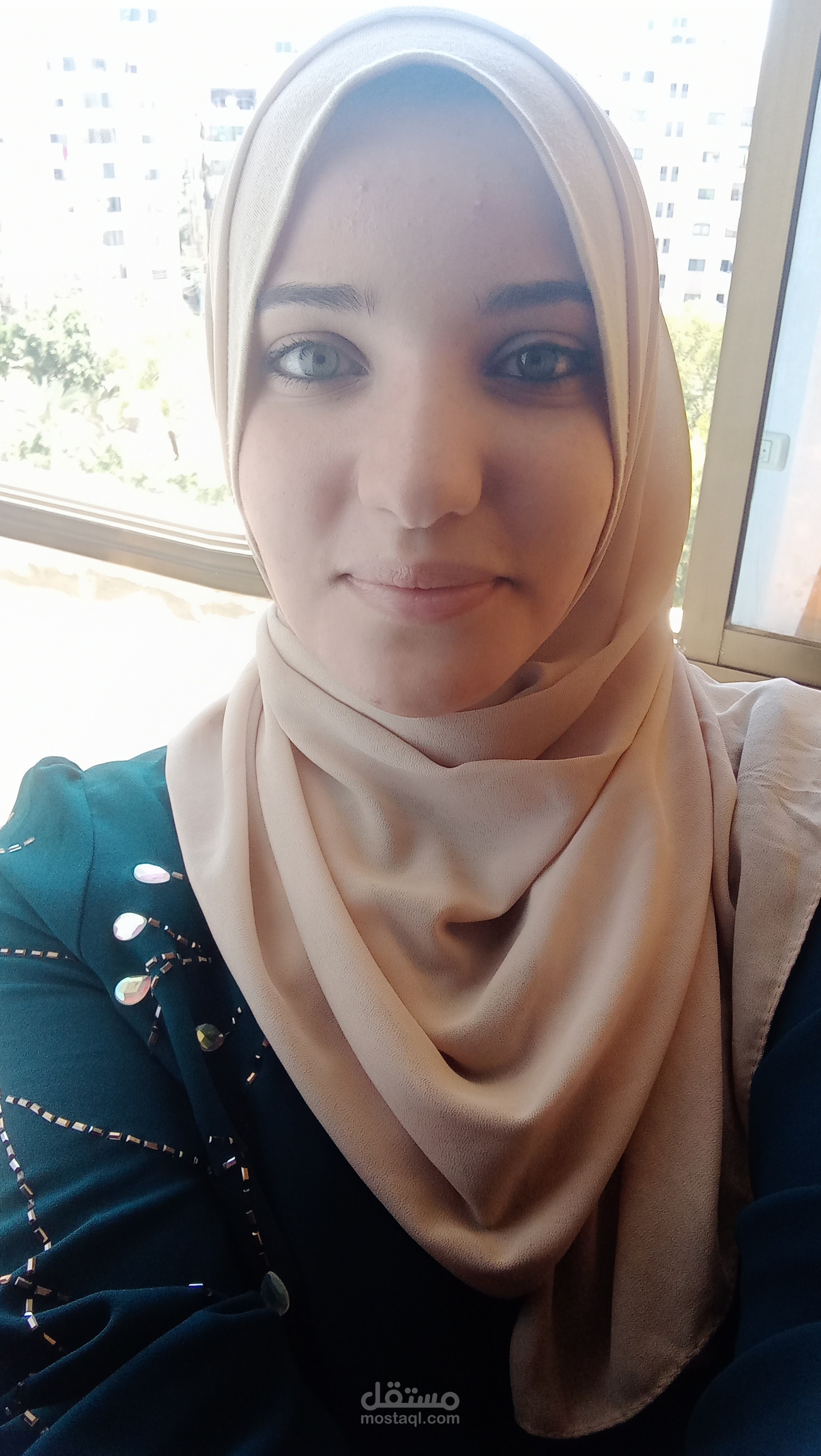 مترجمة