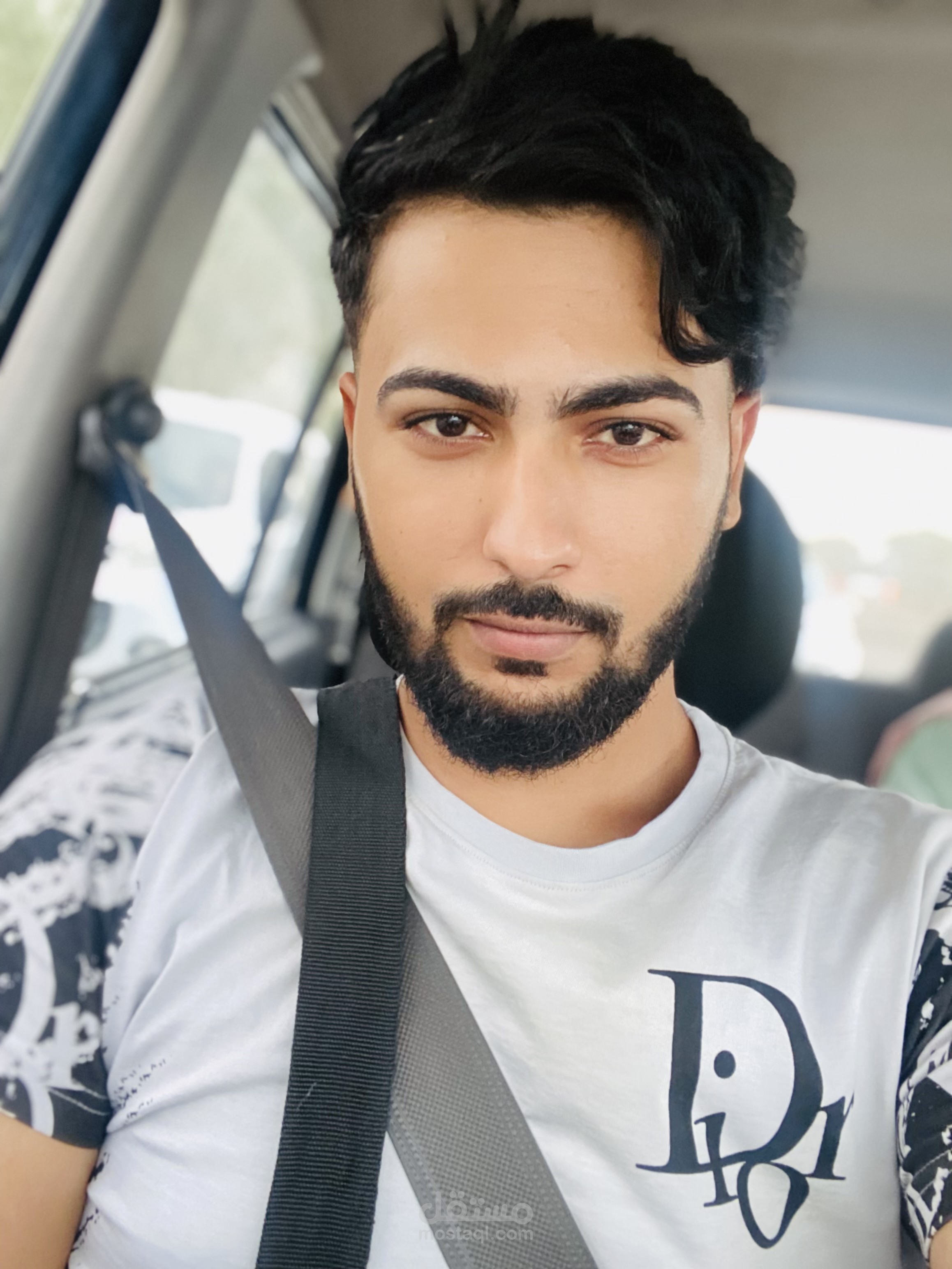 مرحبا انا نبيل من سوريا مستقل ابحث عن عمل في الانترنت براتب شهري جيد يمكنني العمل عند احد افتح له البثوث المباشرة في تيك توك وانستغرام