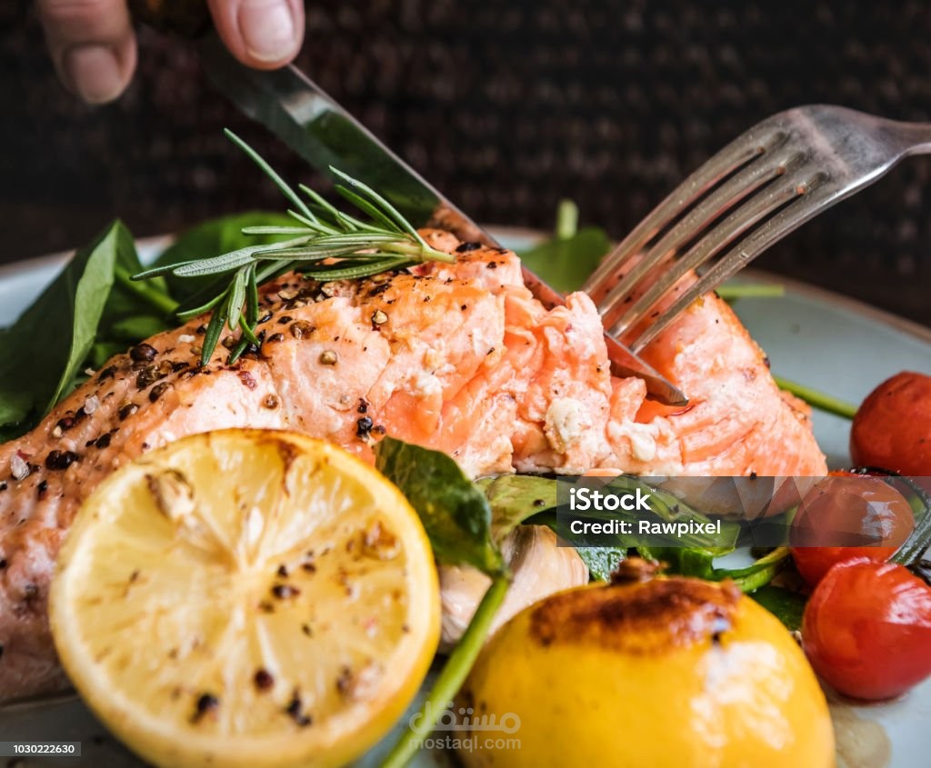 منتجات بحرية أو خدمات ضيافة.