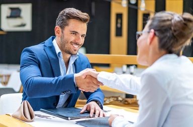 من يغازل أكثر الرجال أم النساء، للحصول على مكاسب شخصية في العمل؟