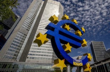 تدقيق لغوي: لماذا يهبط سعر اليورو مقابل الدولار؟
