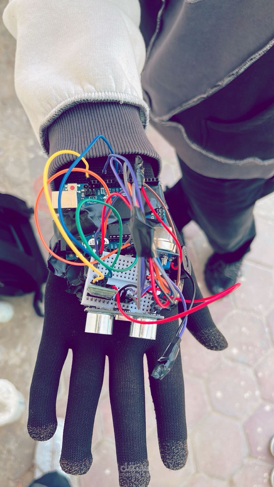 تصميم وتنفيذ قفاز ذكي باستخدام Arduino والحساسات