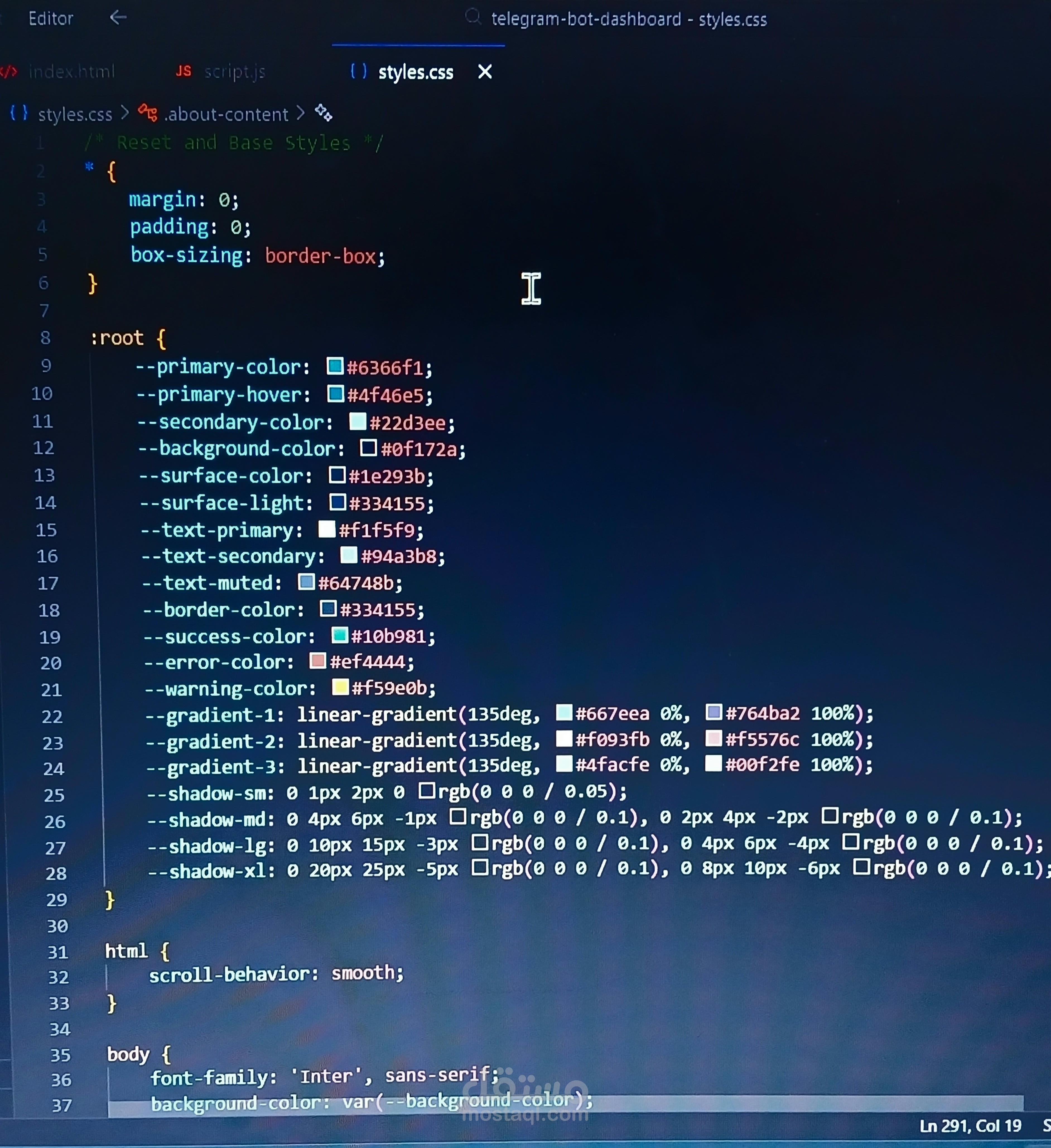 تصميم موقع تعريفي (Portfolio) عصري بنظام الـ Dark Mode.