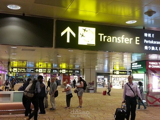 رد آلي إعلاني داخل المطار