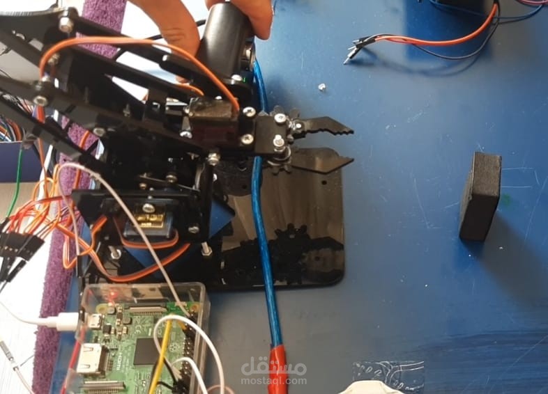 فرز وتصنيف الأجسام لونياً باستخدام ذراع روبوتية 4.DOF ARM و Raspberry Pi