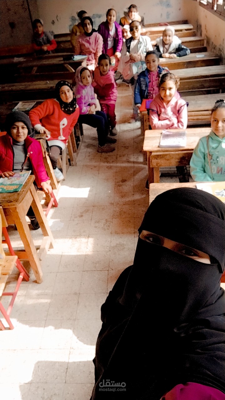 مدققة لغوية ومدرسة لغة عربية