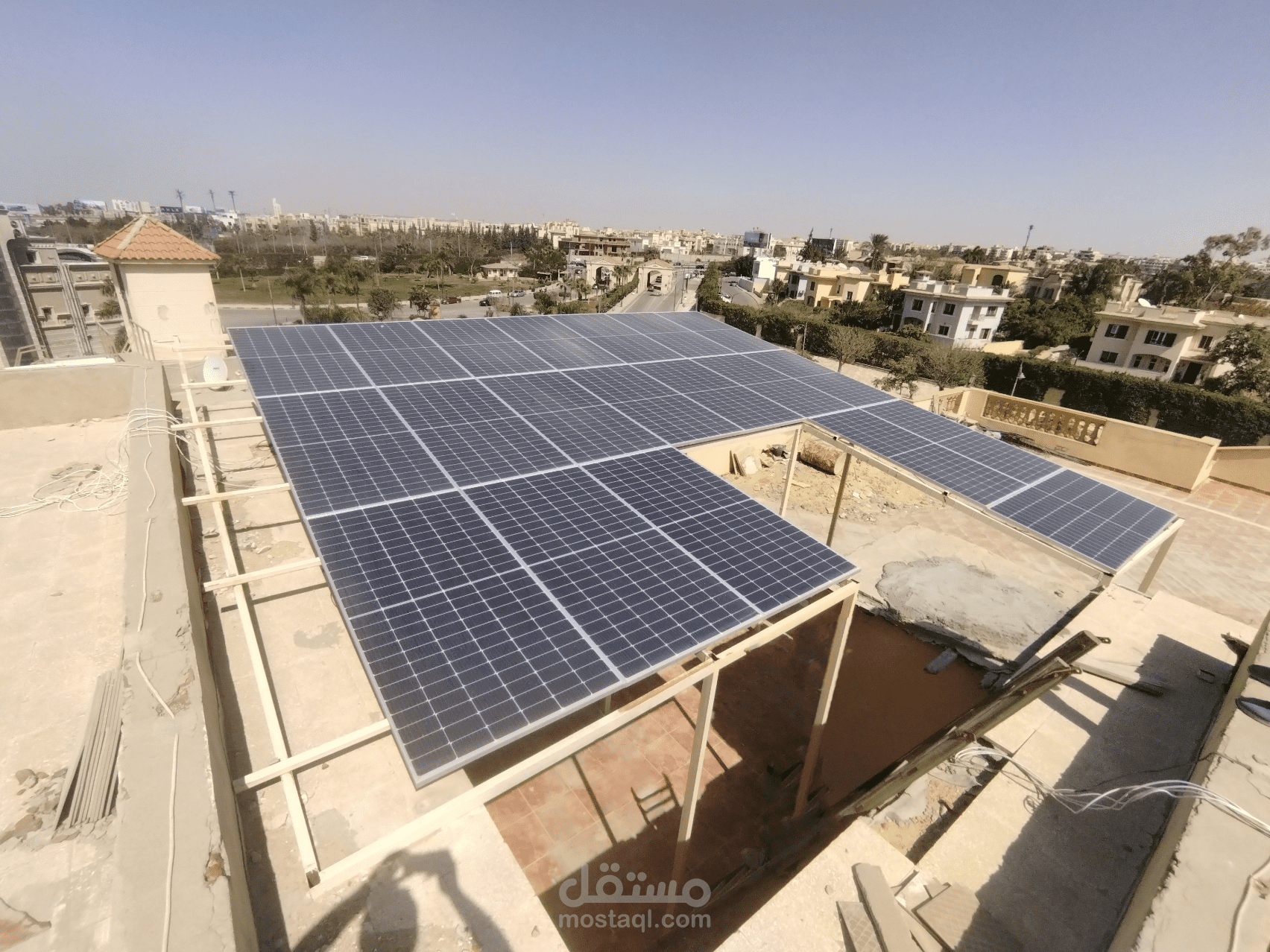 تصميم وتنفيذ محطة طاقة شمسية مرتبطة بالشبكة بقدرة 10 كيلو وات قصوى
