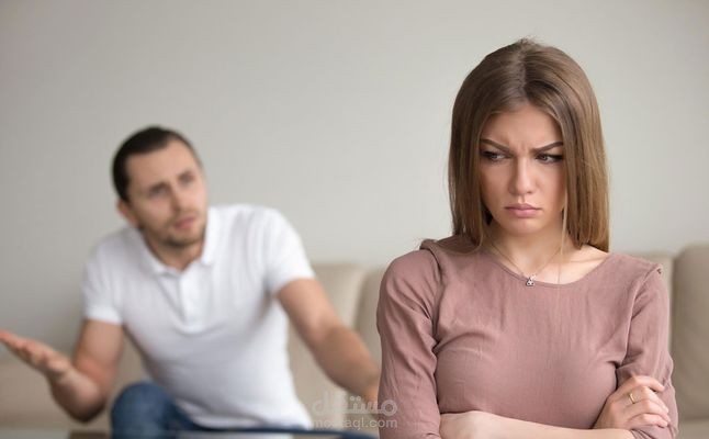 حكم من حلف بِالطَّلَاقِ على شيء لم يحدث