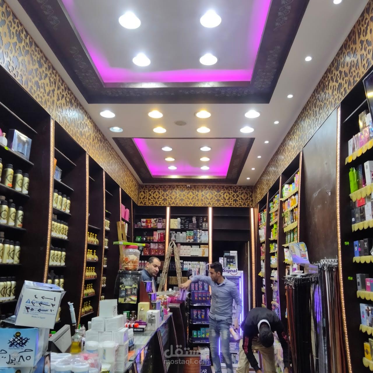 تصميم ديكورات خشبيه لمحل عطور