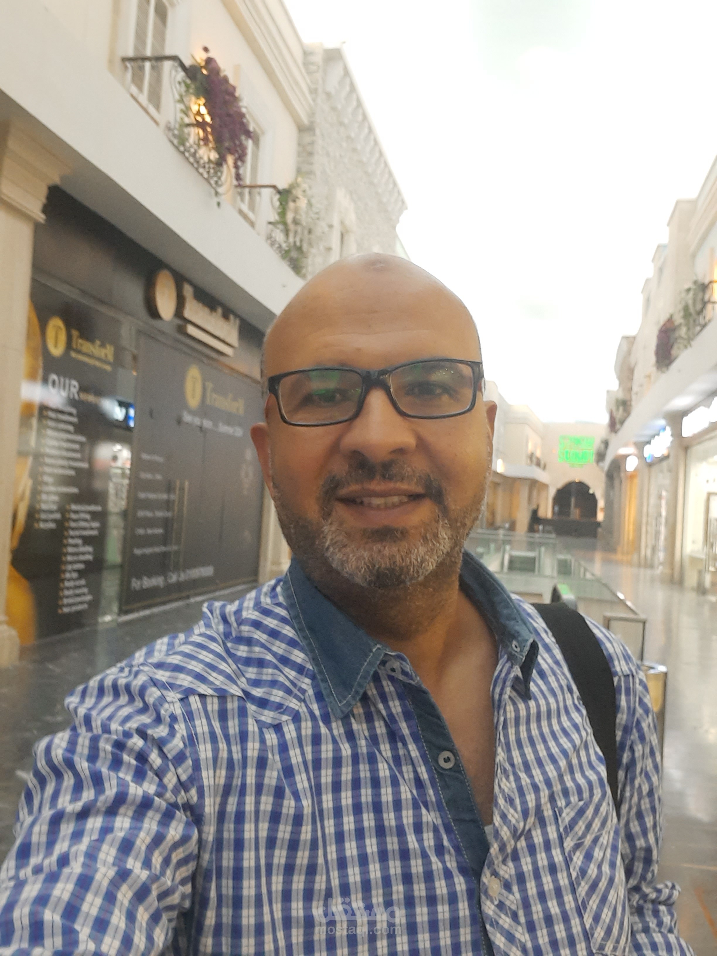 متخصص فى المخازن والمشتريات