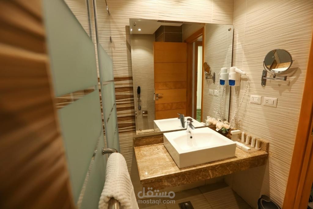 اعمالي فيالتصميم و  الاشراف والتنفيذ علي فندق توليب النرجس ( فرش وتشطيب الفندق ) يتضمن العمل تصميم وتشطيب وفرش (منطقه اللوبي / المطاعم بالكامل / حجرات النوم / الحمامات / المطبخ المركزي / الطرقات الداخليه للفندق ) نرجوا ان ينال اعجابكم