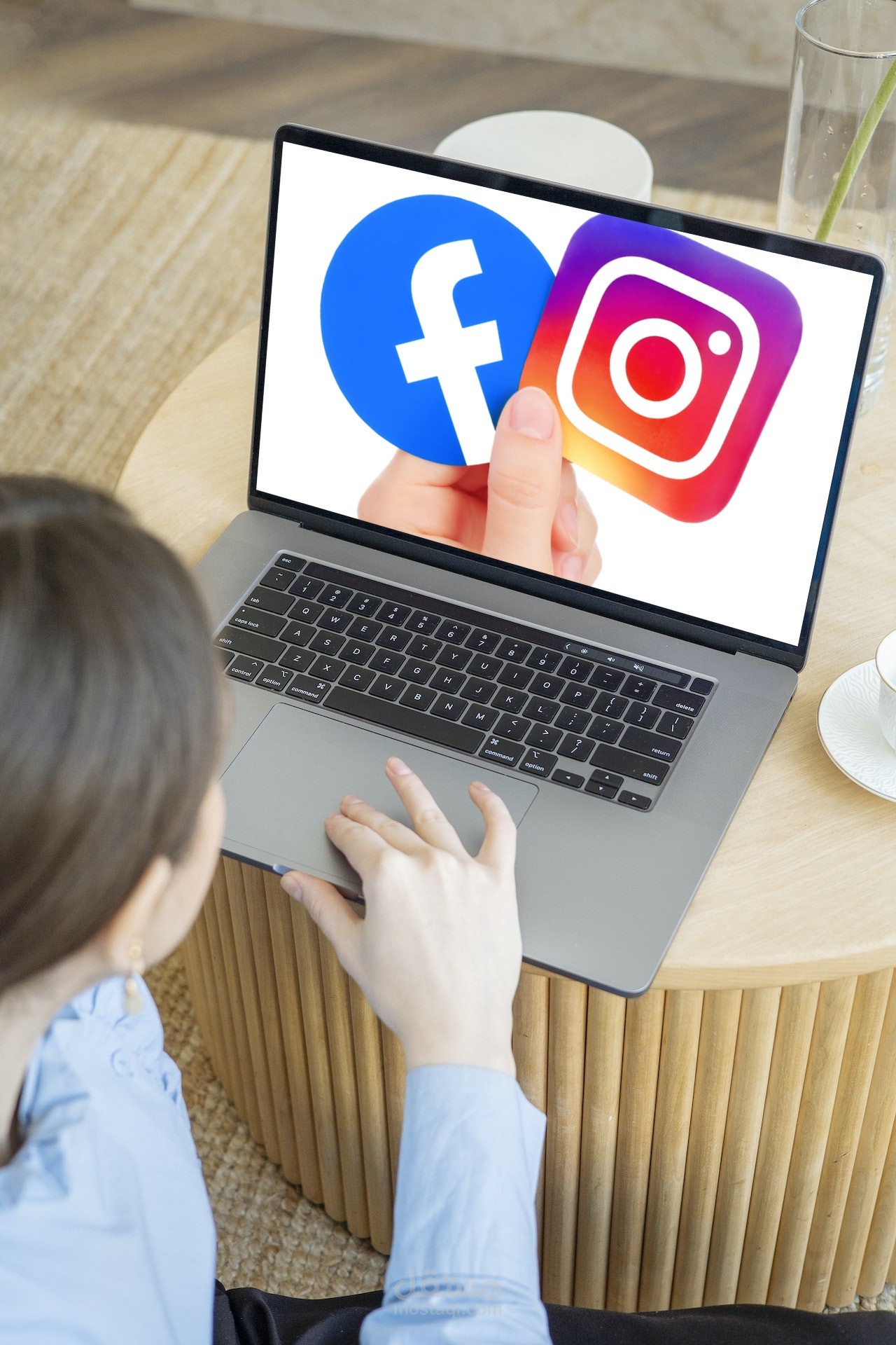 تصميم منشورات و قصص ل انستجرام (instagram) و فيسبوك (facebook)