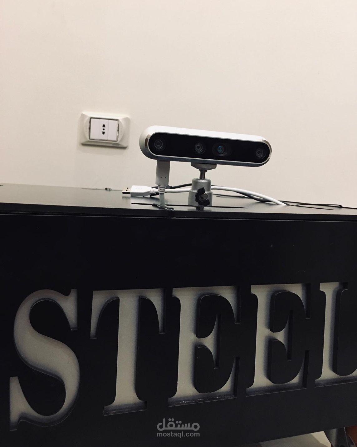 عربية تسير بمفردها تماما في الاماكن المغلقة