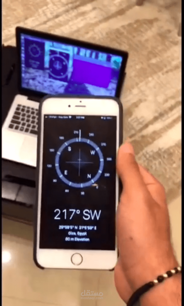 "التحكم بالروبوت بلمسة واحدة: تقنية الذكاء الاصطناعي والبوصلة للتحكم في الروبوت عن طريق هاتفك"