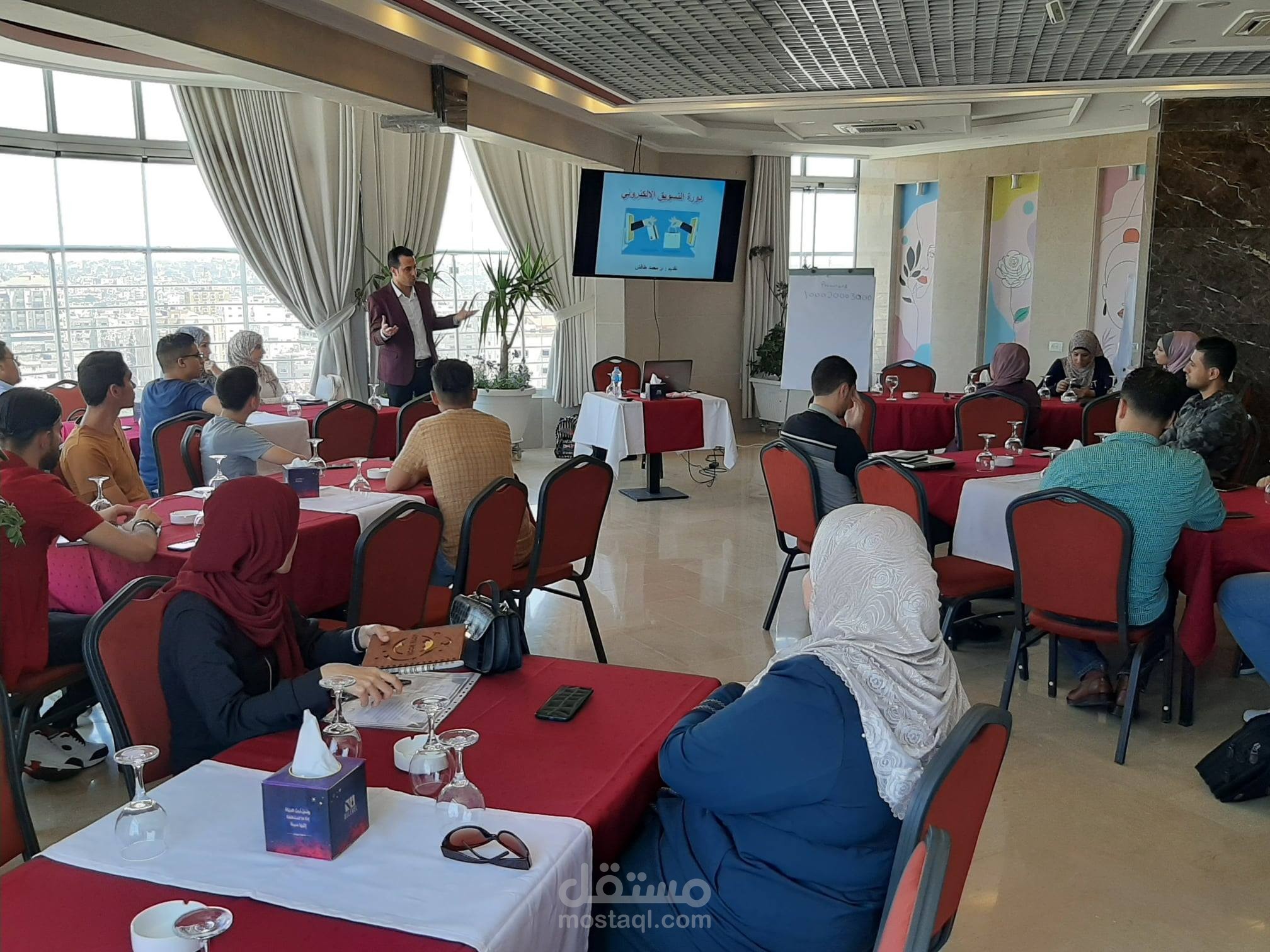 تقديم دورات تدريبية مهنية للشباب الخريجين والمهتمين