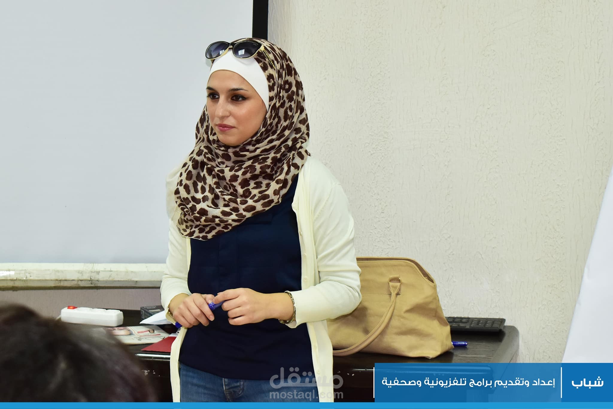 إعداد وتقديم برامج تلفزيونية وصحفية وكيفية الإلقاء الصوتي