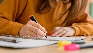 كتابة نماذج أسئلة للاختبارات، وأوراق العمل.