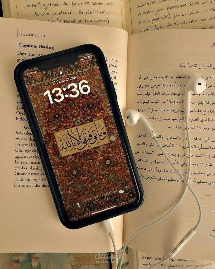 كاتبةً مقالات ومترجمه