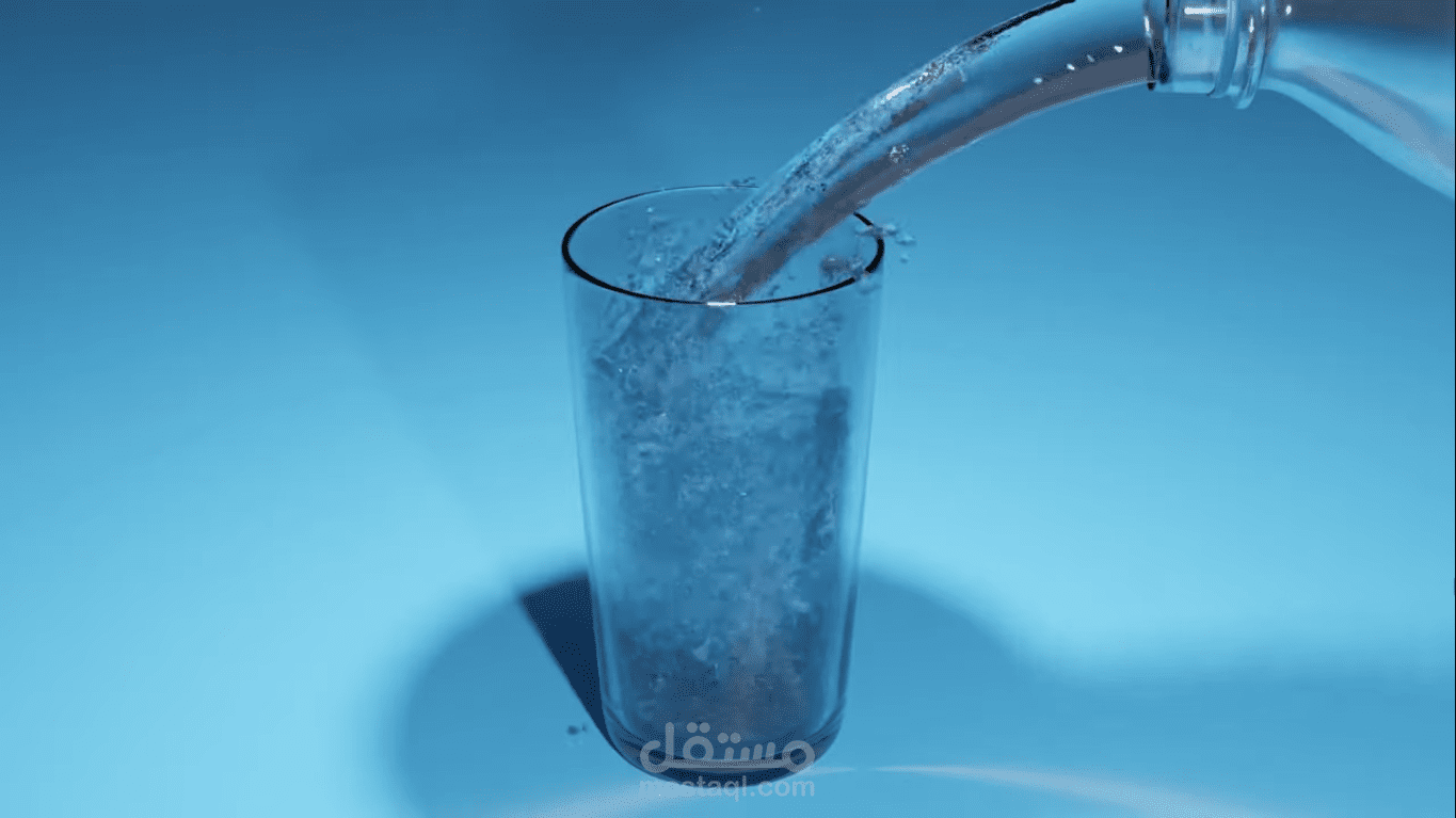 مشهد سكب الماء في كأس فارغ ثلاثي الأبعاد 3D