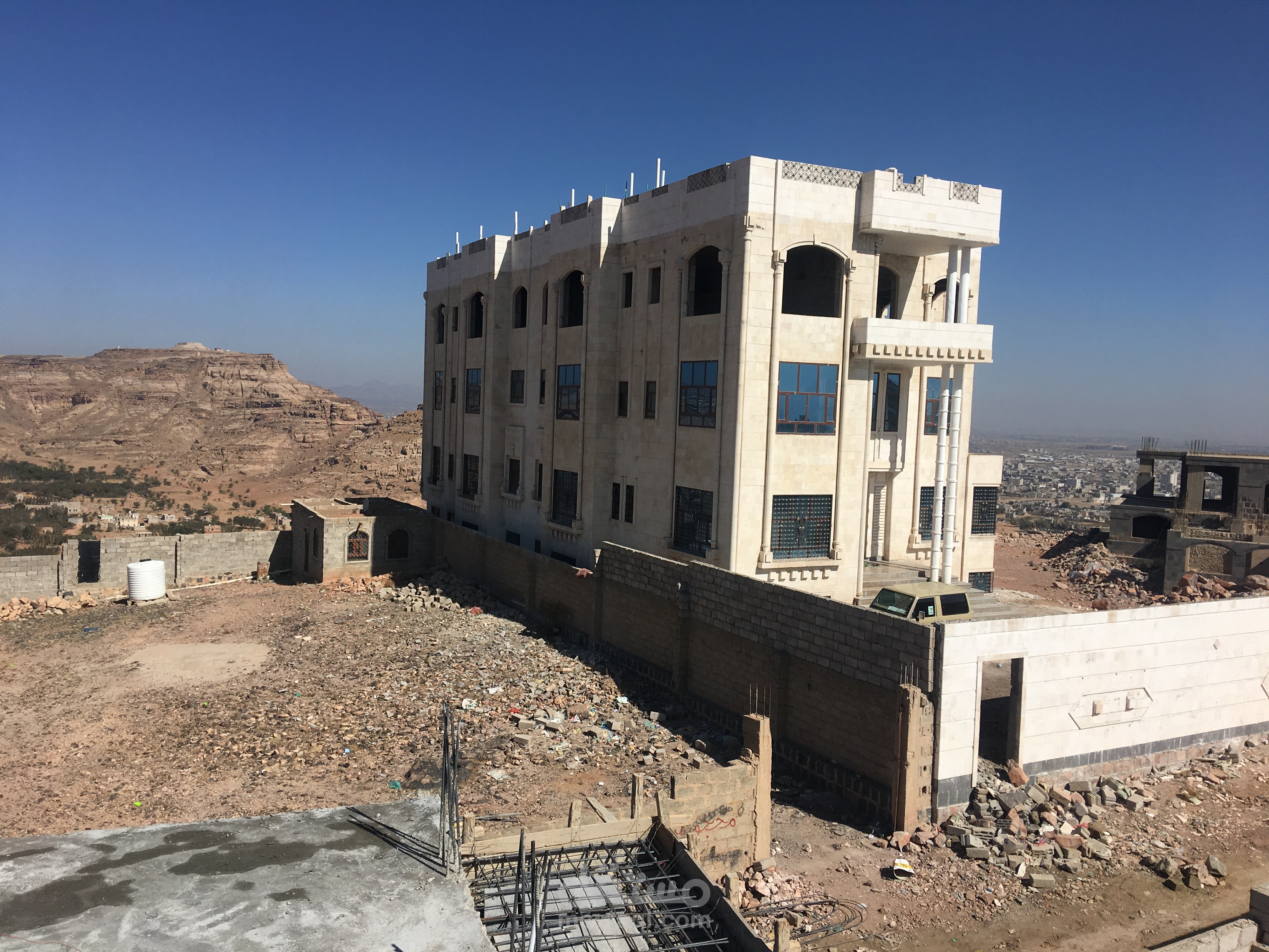 إعداد الرسومات والمخططات المعماريه والإنشائية وكذلك الواجهات واعداد الدراسات وجداول الكميات والمواصفات الخاصه والعامه للمبنى.