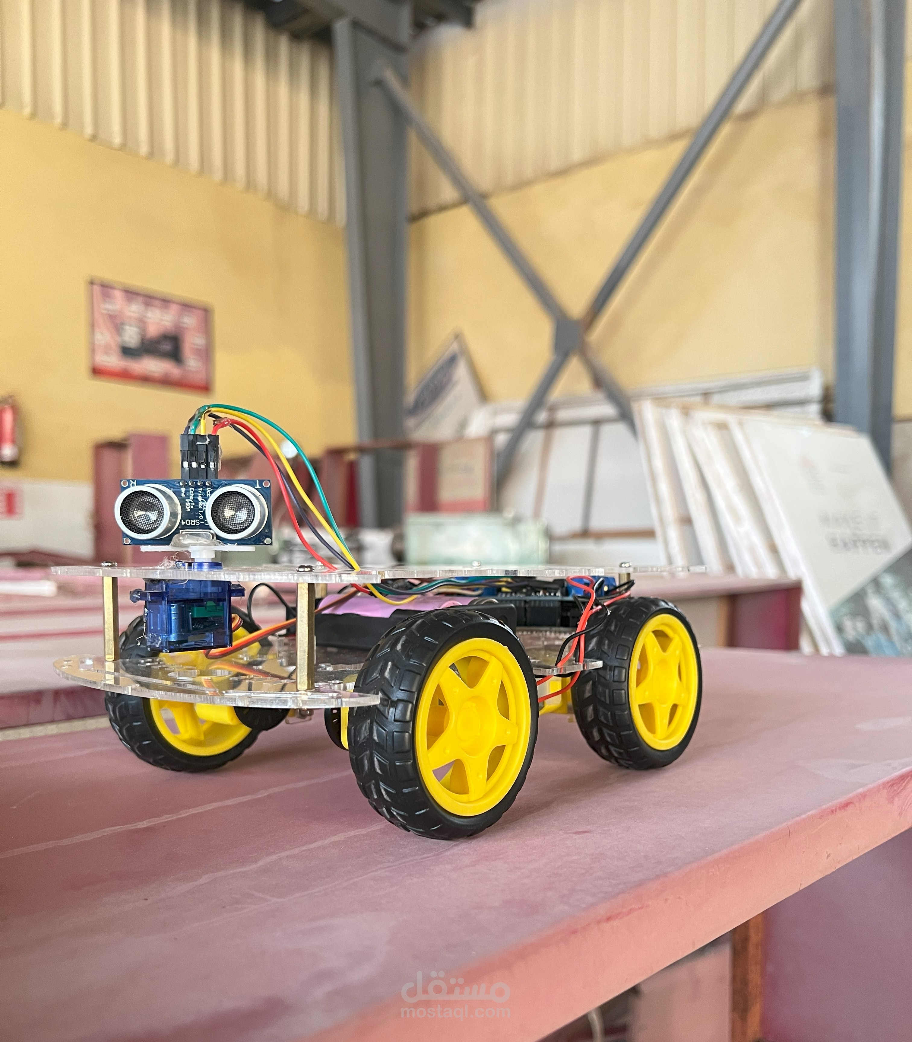 روبوت ذاتي القيادة لتجنب العوائق باستخدام المستشعرات الذكية