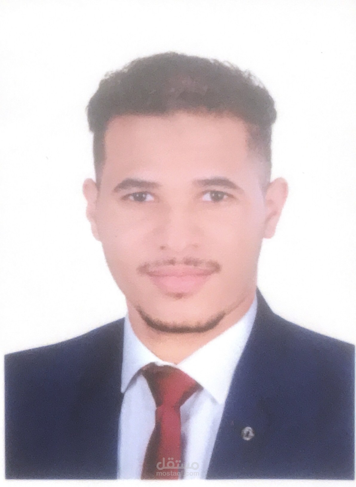 حاصل علي العديد من الكورسات في اكثر من مجال مثل اعداد وتصميم الملصقات و البوسترات العاميه و التسويق الالكتروني و اعداد درسات الجدوي الاقتصاديه وغيرها الكثير كما هو موضع بالصور المرفقه