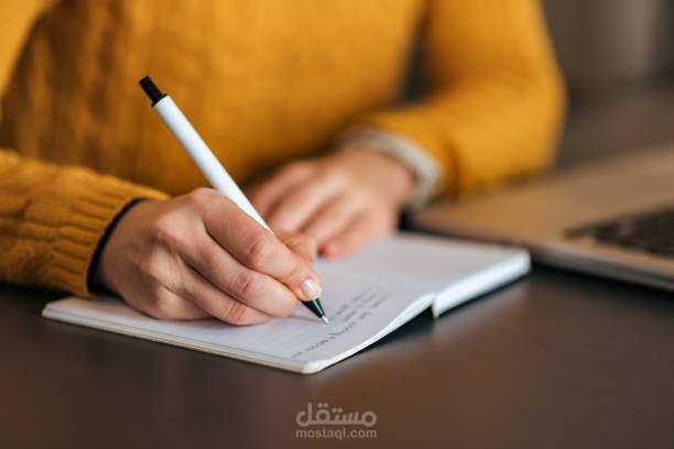 كتابة المقالات باللغة العربية الفصحى.