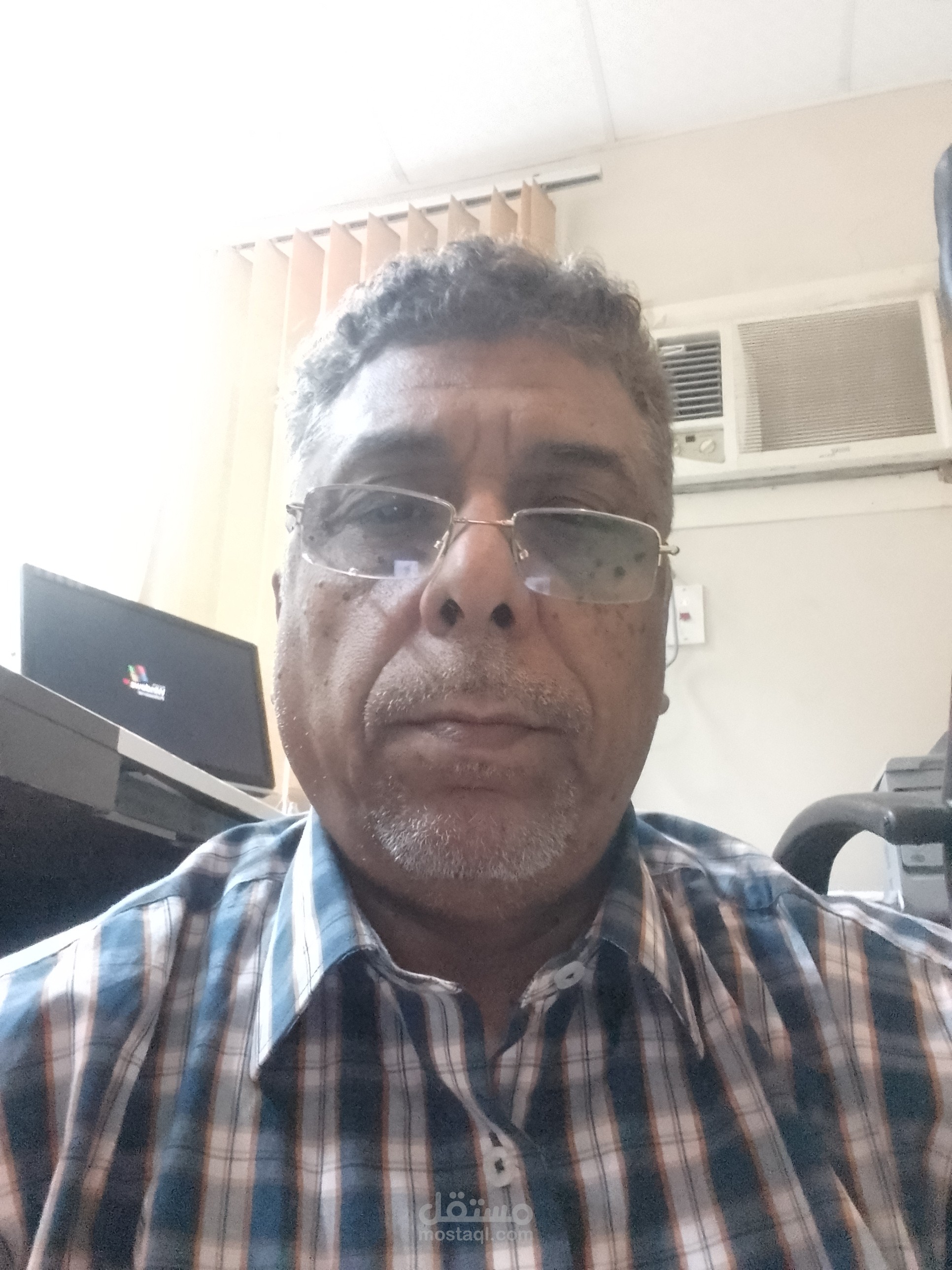 محاسب يقوم بعمل القيود المحاسبية والميزانية