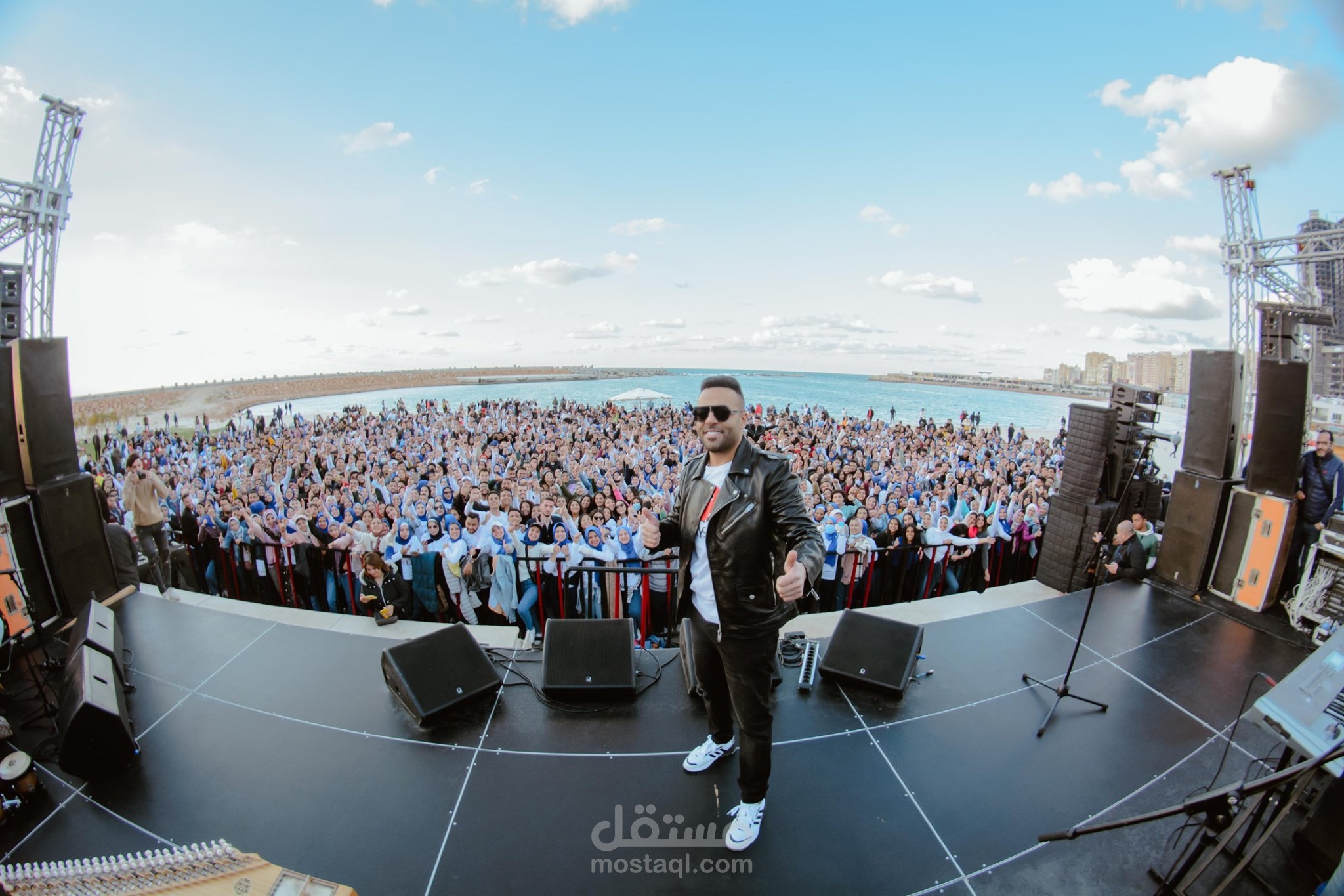 كتابه اغاني و كتابة سيناريو و تصوير