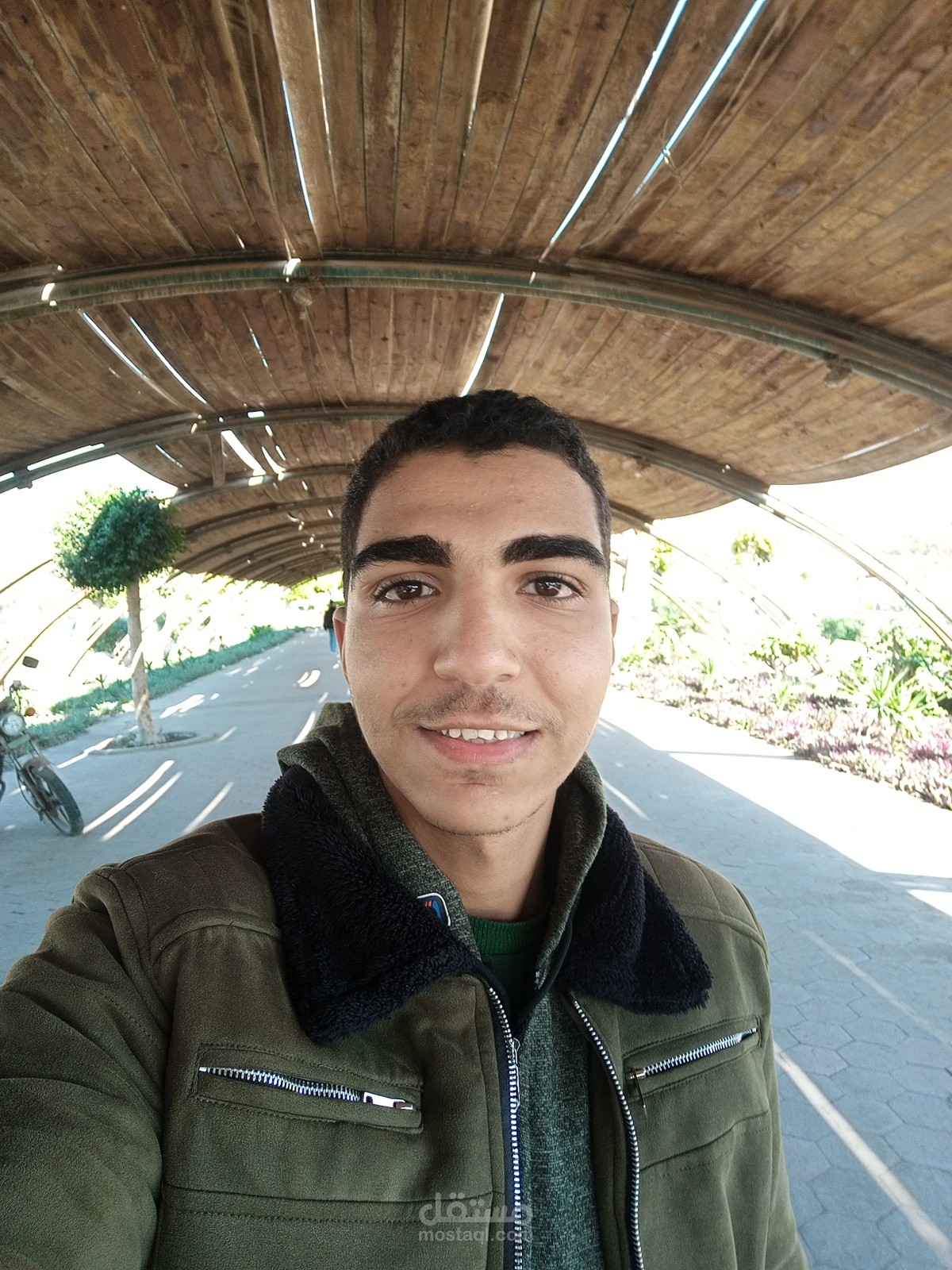 متخصص في الترجمة وإعادة صياغة المقالات بجودة عالية ومرونة في التعامل مع موضوعات مختلفة والالتزام بالمواعيد المحددة.