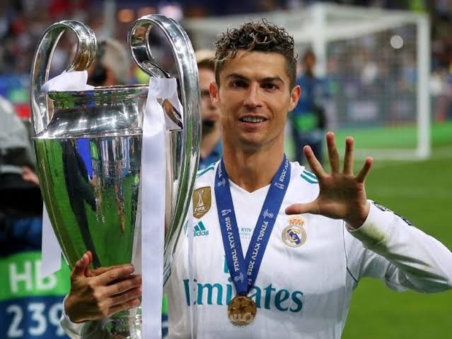 مقال عن اللاعب البرتغالي Cristiano Ronaldo بللغه العربيه وا الانجليزيه