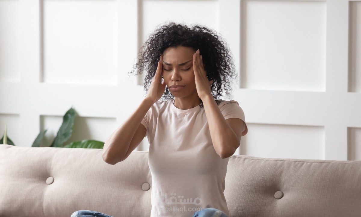 أسباب الصداع النصفي المتكرر عند النساء : اهم 8 أسباب لحدوث الصداع النصفي لدى النساء