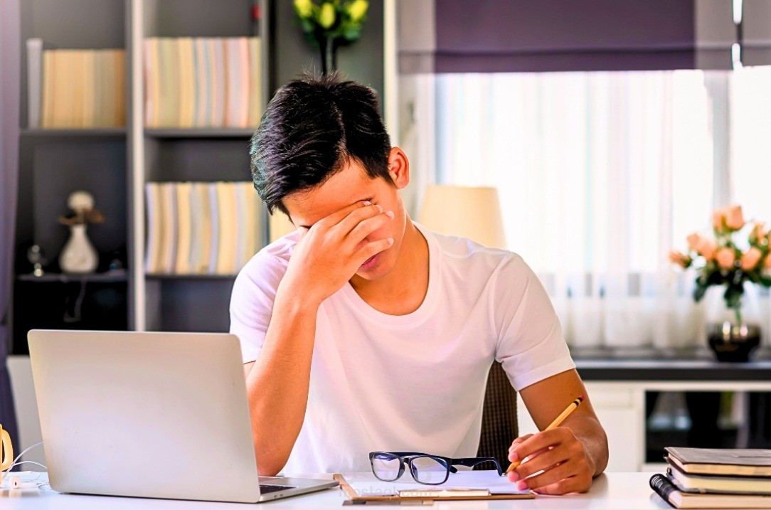 صداع الرأس من الأمام مع العين