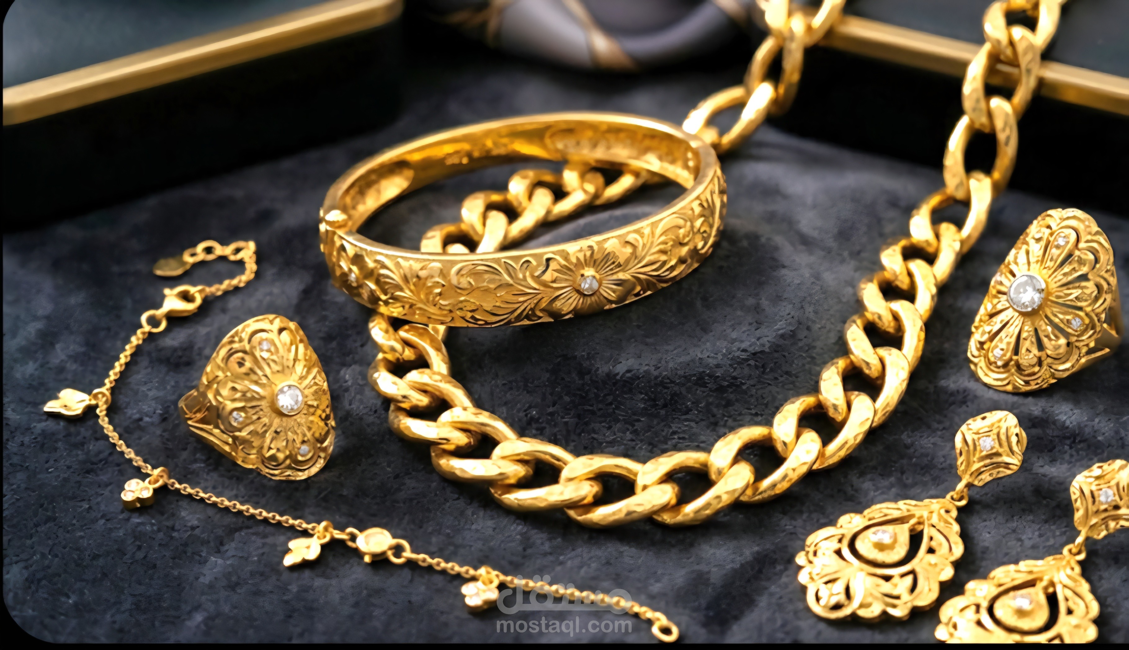 تصميم بصري لترويج مجوهرات ذهبية فاخرة (Social Media Visual)